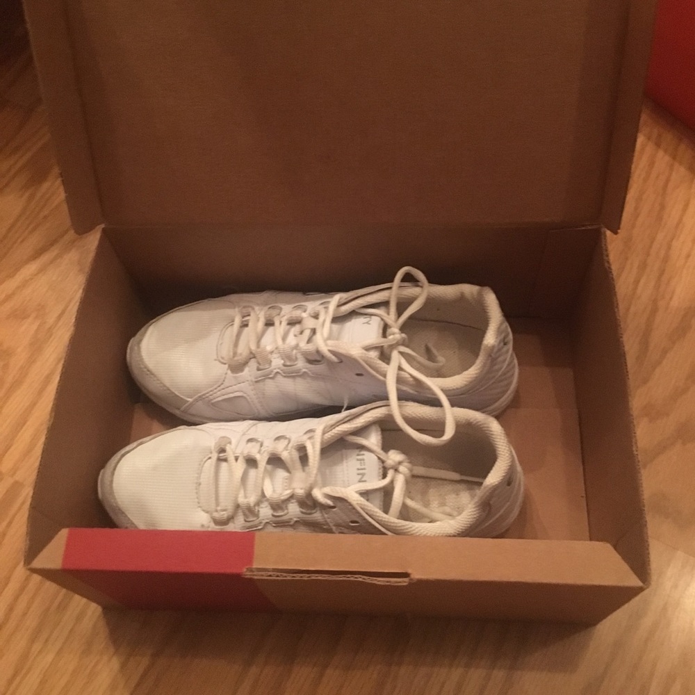 Cheer shoes